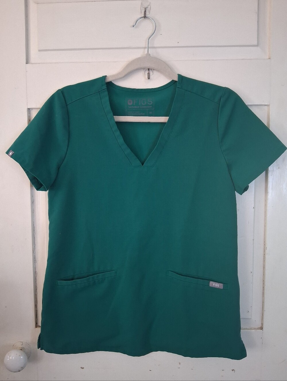 FIGS Women's V-neck 3-pocket Casma Scrub Top in Hunter Green Sz XS